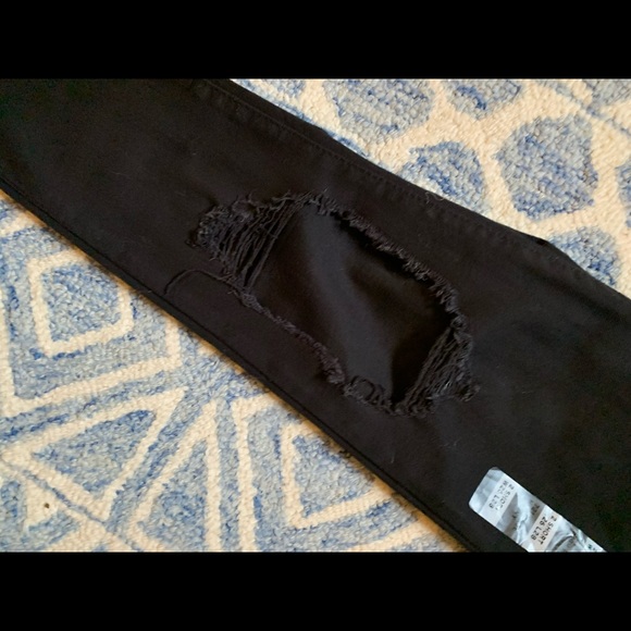Levi’s 721 High-Rise Skinny Jeans in Black - Picture 6 of 16